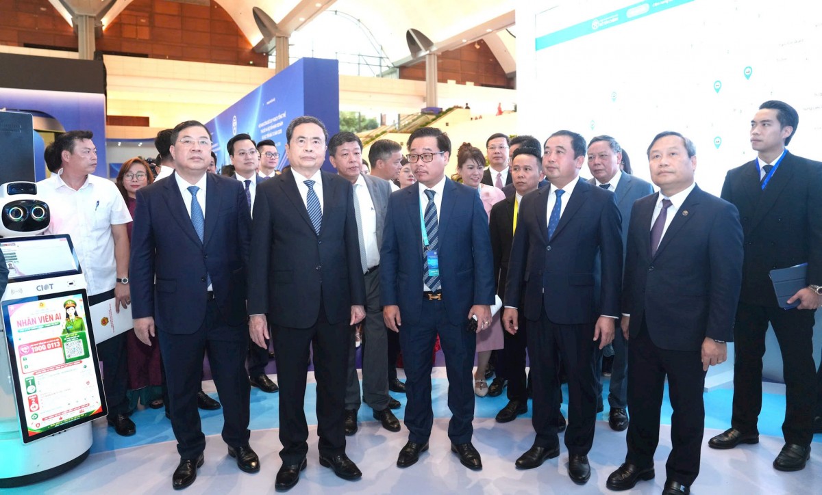 Ủy viên Bộ Chính trị, Chủ tịch Quốc hội Trần Thanh Mẫn cùng các đại biểu tham quan gian trưng bày tại hội nghị.