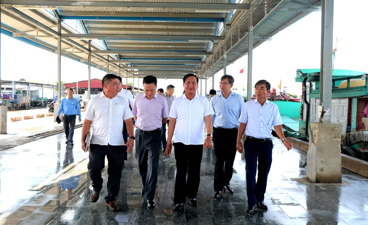 Thứ trưởng Võ Văn Hưng khảo sát hạ tầng thủy sản tại vịnh Cam Ranh