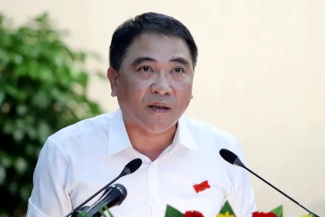 Ông Lương Công Tuấn, Trưởng ban Pháp chế HĐND TP Đà Nẵng, báo cáo thẩm tra dự thảo nghị quyết tại kỳ họp thứ 3 HĐND thành phố khóa XI.
