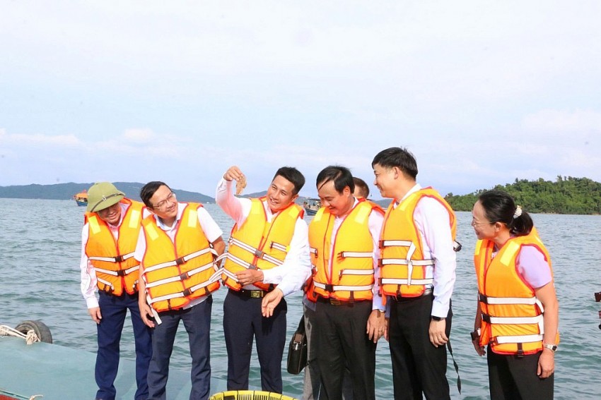Các đại biểu tham quan khu nuôi trồng thủy sản tập trung tại đặc khu Cô Tô.Ảnh:Baoquangninh