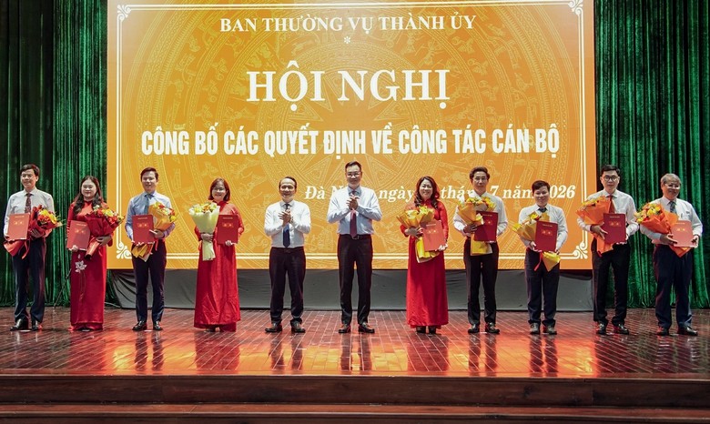 Thành ủy TP Đà Nẵng công bố và trao các quyết định điều động, phân công, bổ nhiệm nhiều cán bộ lãnh đạo chủ chốt tại các sở, ban, ngành và địa phương trên địa bàn thành phố.