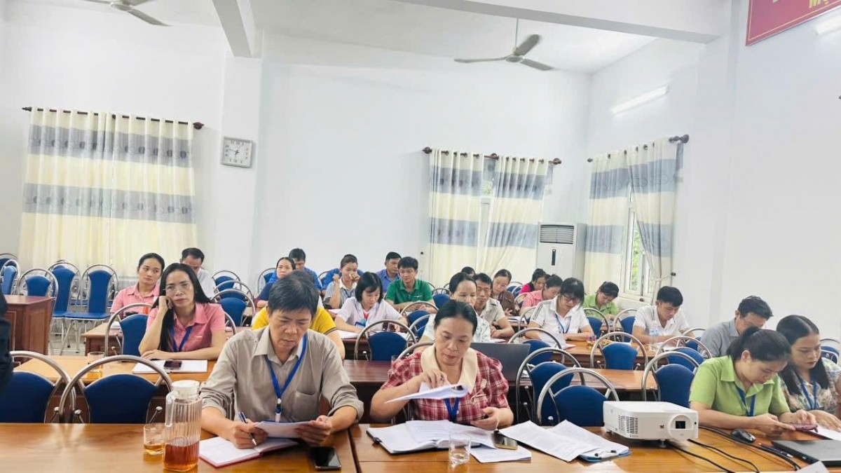 Các đảng viên tập trung thảo luận, đóng góp ý kiến về các giải pháp nâng cao hiệu quả cải cách hành chính và trách nhiệm trong thực thi nhiệm vụ.