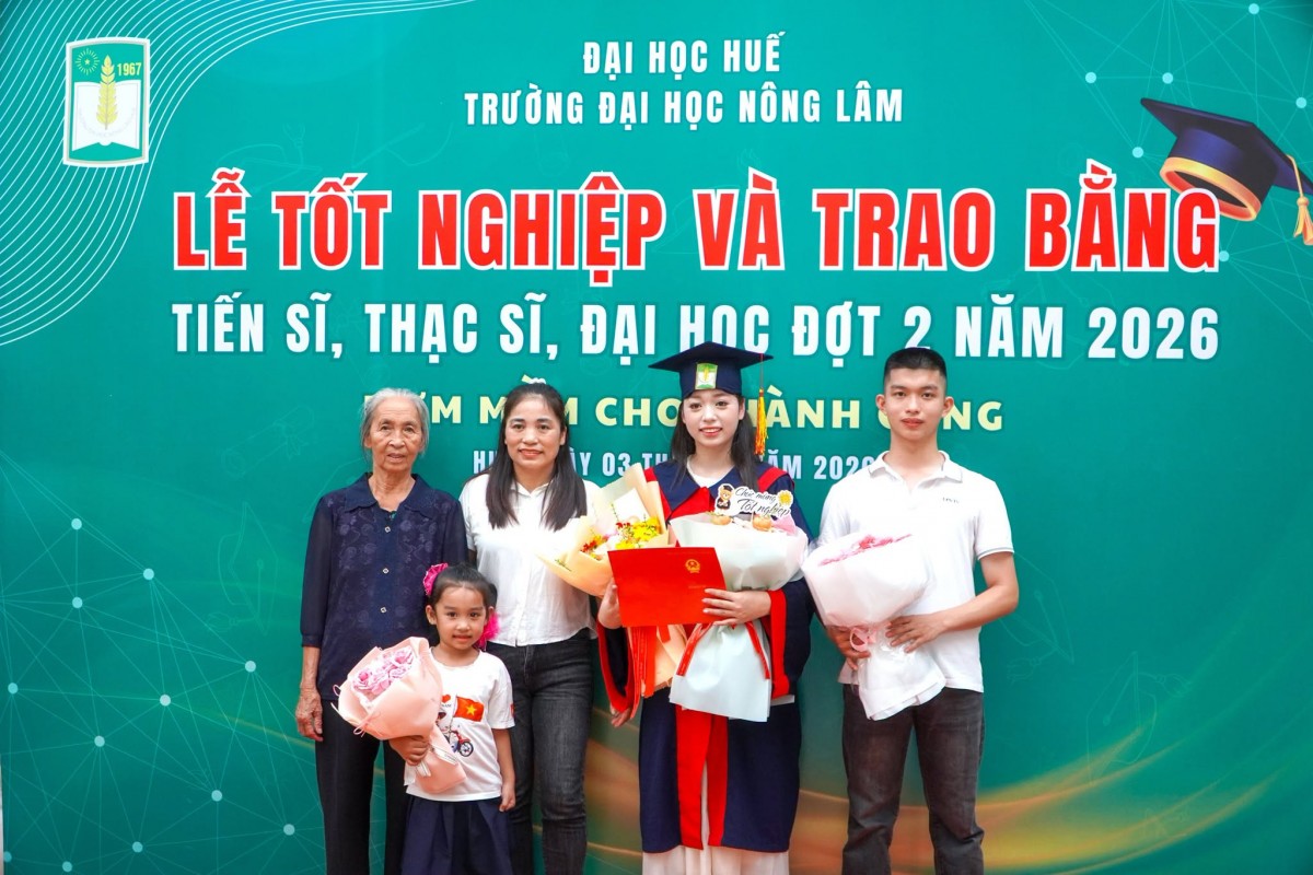 Phía sau mỗi tấm bằng tốt nghiệp là cả một hành trình yêu thương và hy sinh