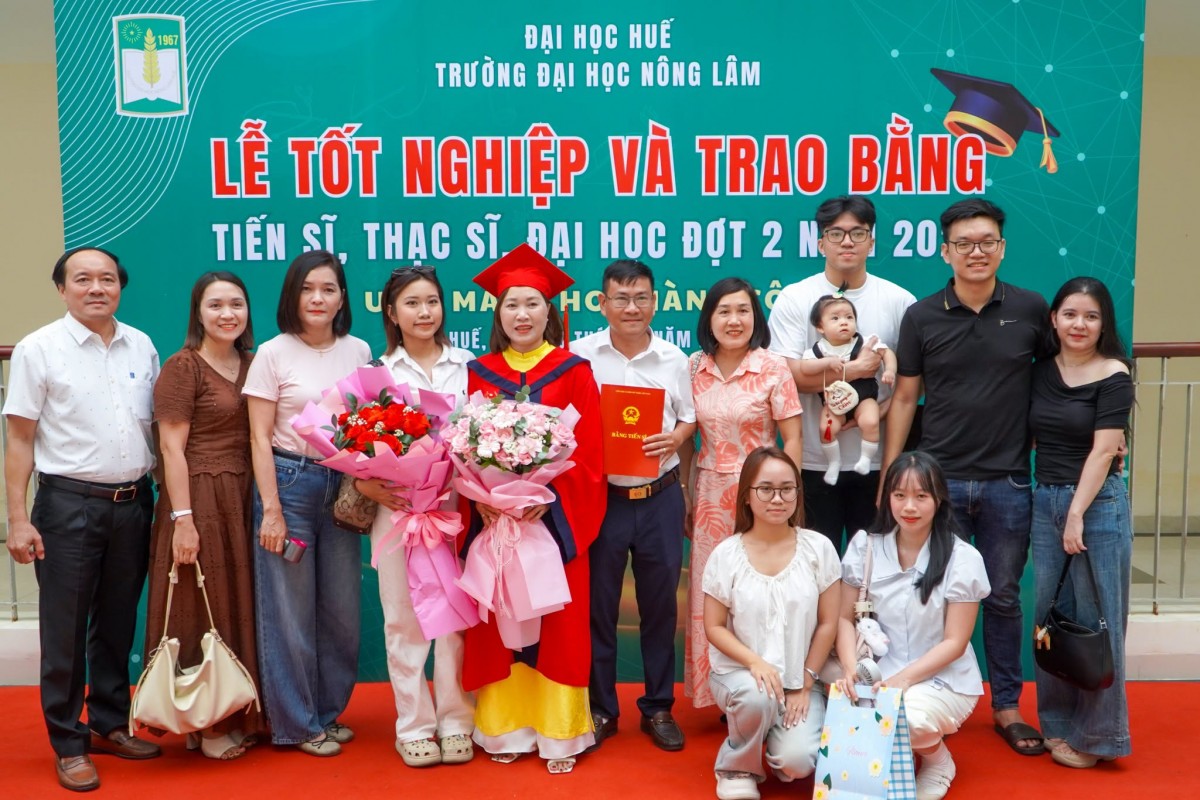 Phía sau mỗi tấm bằng tốt nghiệp là cả một hành trình yêu thương và hy sinh Tân Tiến sĩ