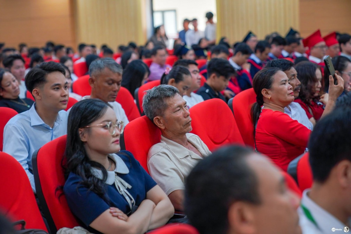 Phía sau mỗi tấm bằng tốt nghiệp là cả một hành trình yêu thương và hy sinh người cha, người mẹ