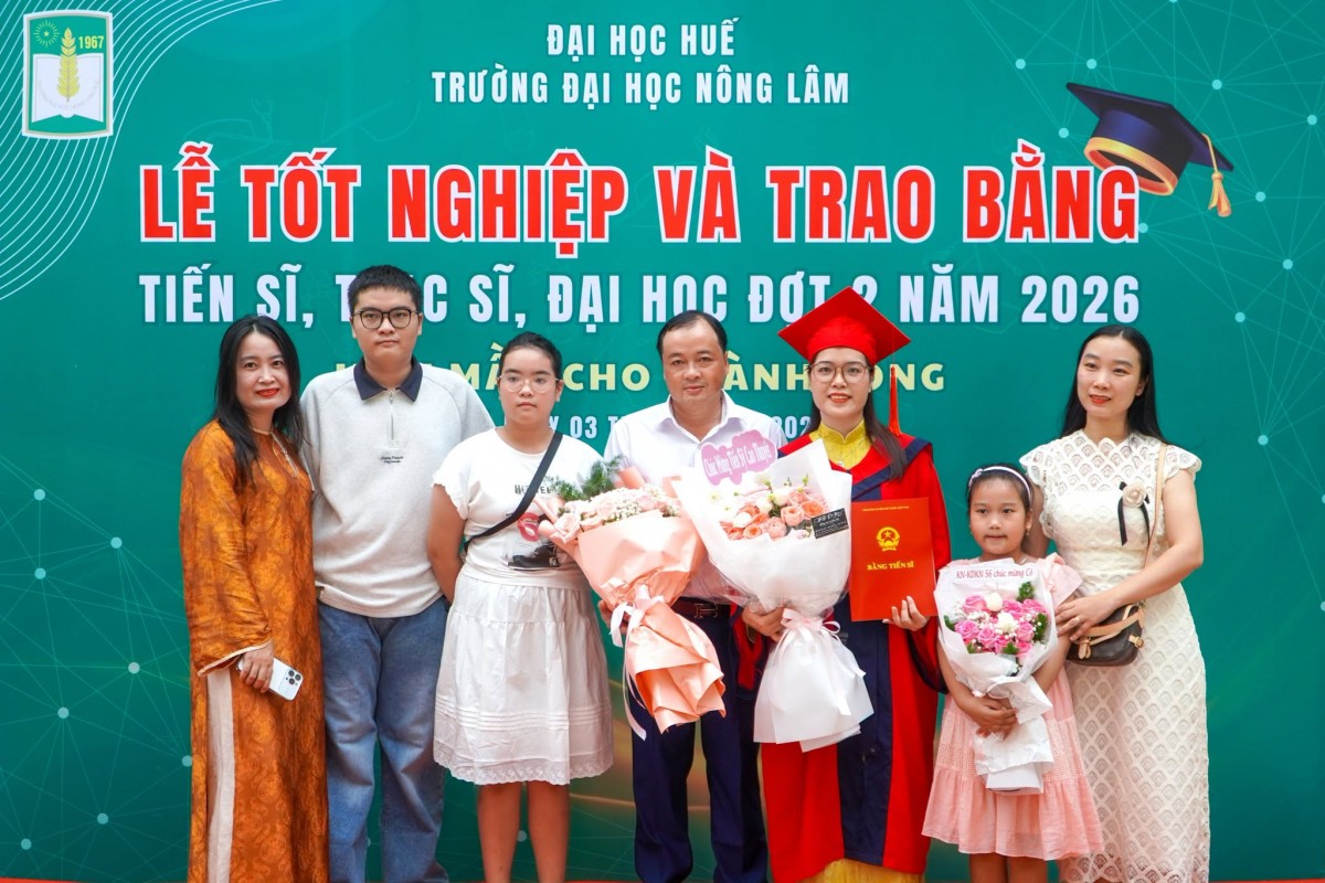Phía sau mỗi tấm bằng tốt nghiệp là cả một hành trình yêu thương và hy sinh thành quả chung