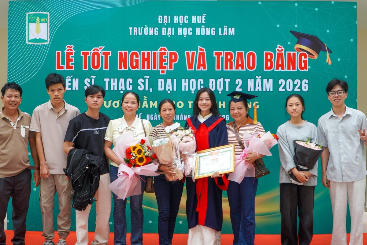 Phía sau mỗi tấm bằng tốt nghiệp là cả một hành trình yêu thương và hy sinh niềm hạnh phúc