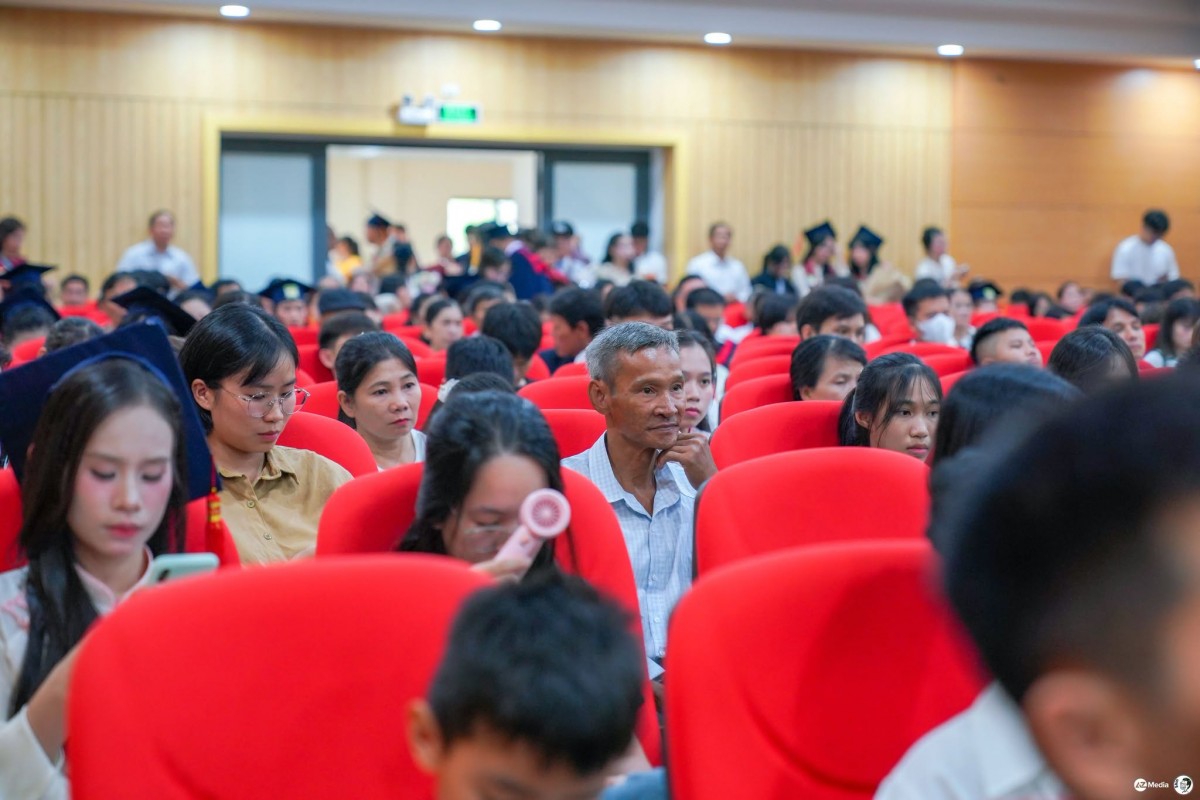 Phía sau mỗi tấm bằng tốt nghiệp là cả một hành trình yêu thương và hy sinh