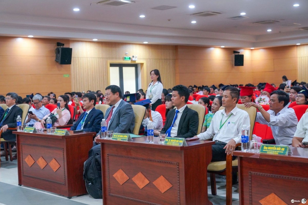 Phía sau mỗi tấm bằng tốt nghiệp là cả một hành trình yêu thương và hy sinh