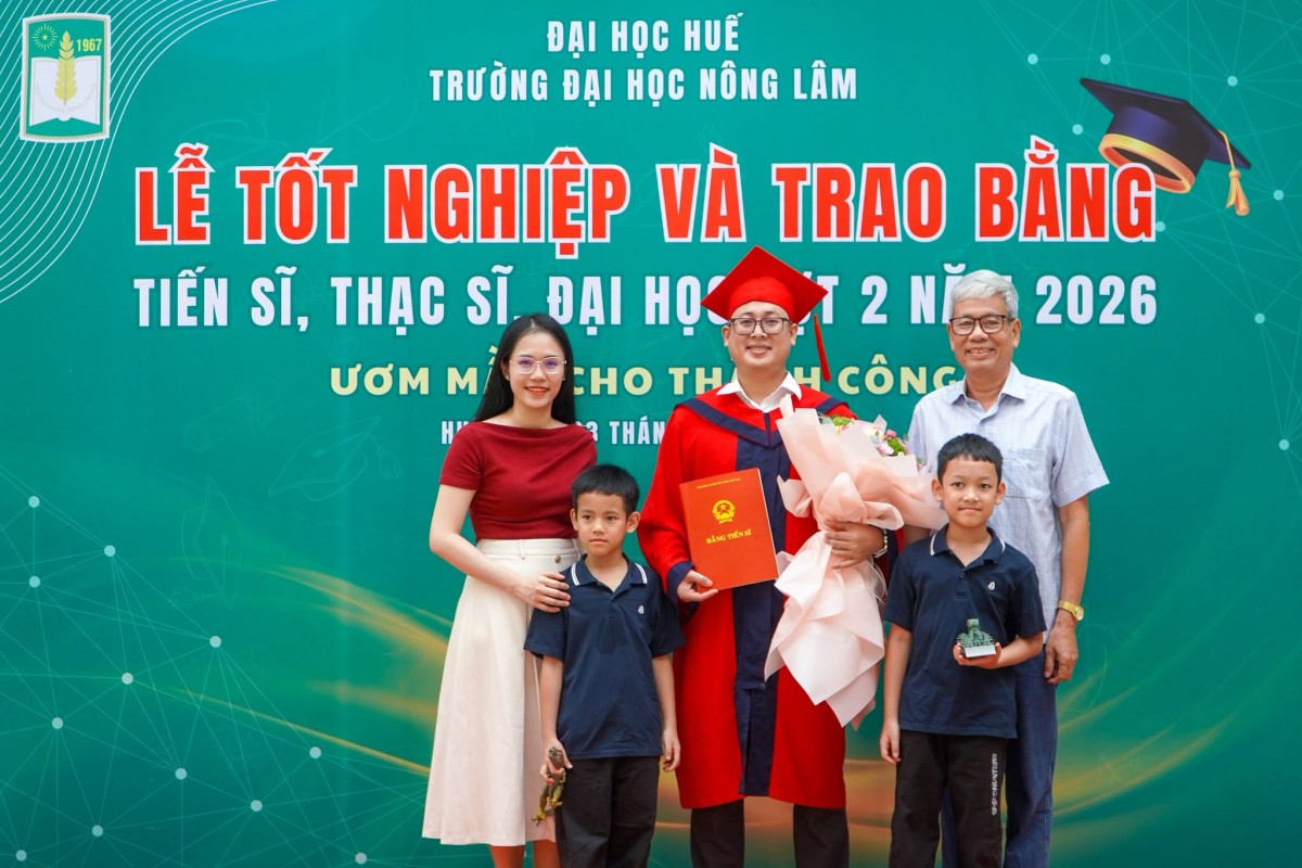 Phía sau mỗi tấm bằng tốt nghiệp là cả một hành trình yêu thương và hy sinh