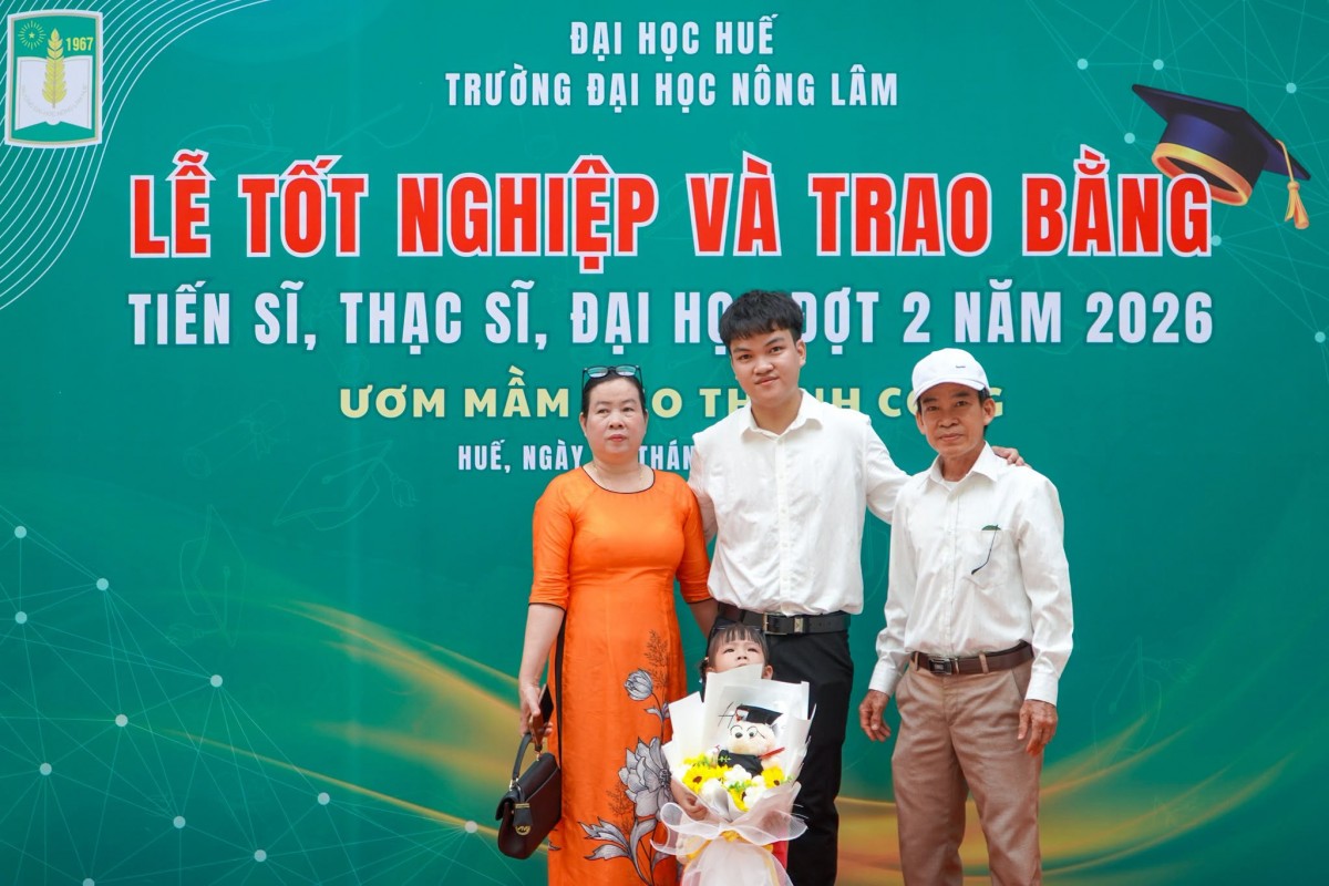 Phía sau mỗi tấm bằng tốt nghiệp là cả một hành trình yêu thương và hy sinh