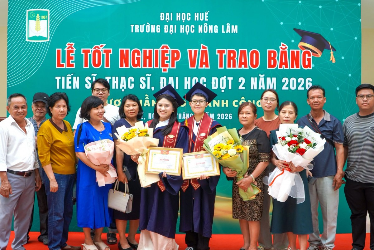 Phía sau mỗi tấm bằng tốt nghiệp là cả một hành trình yêu thương và hy sinh