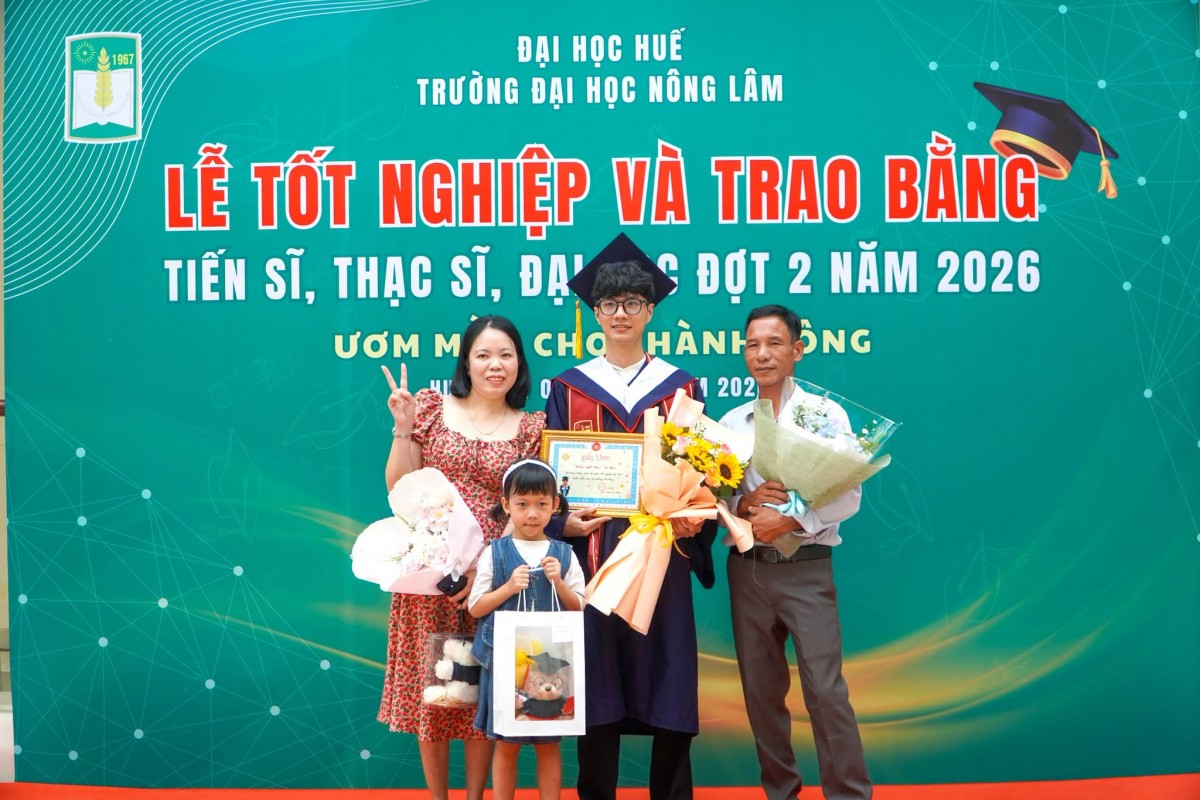 Phía sau mỗi tấm bằng tốt nghiệp là cả một hành trình yêu thương và hy sinh