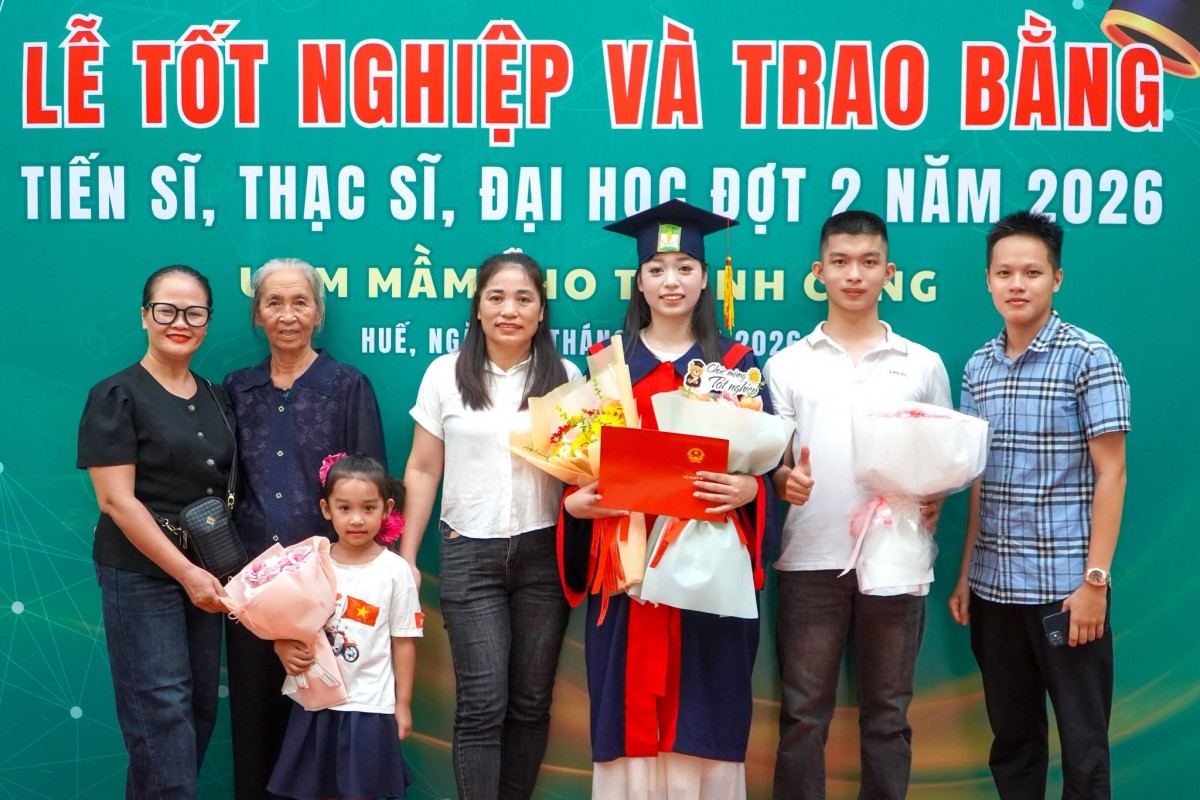 Phía sau mỗi tấm bằng tốt nghiệp là cả một hành trình yêu thương và hy sinh