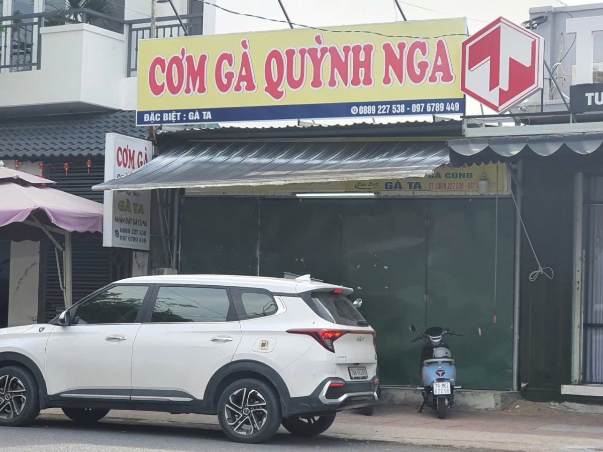 Quán cơm gà Quỳnh Nga tại phường Cam Ranh, tỉnh Khánh Hòa, nơi liên quan đến vụ việc nhiều người nghi ngộ độc thực phẩm sau khi ăn tại đây.