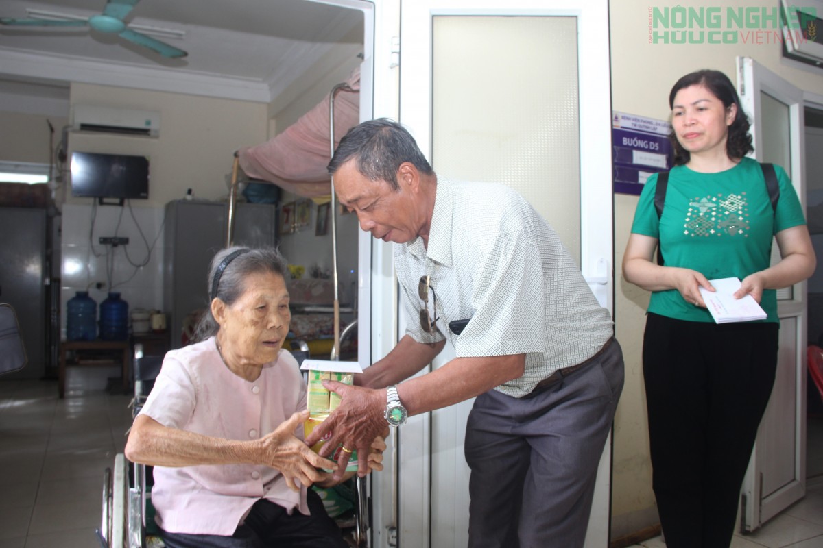 Gia tộc Nguyễn Huy Kềnh 1 sẻ chia yêu thương đến với bệnh nhân phong, da liễu TW Quỳnh Lập