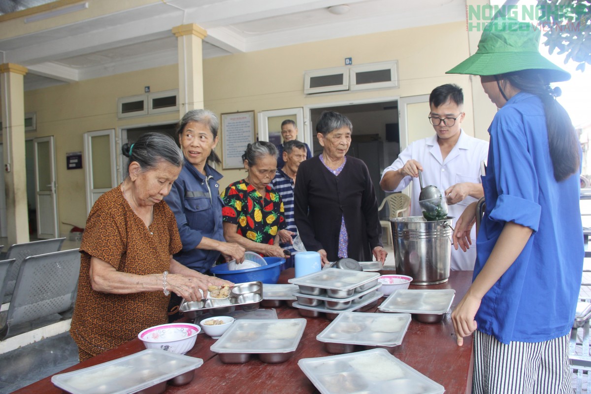 Gia tộc Nguyễn Huy Kềnh 1 sẻ chia yêu thương đến với bệnh nhân phong, da liễu TW Quỳnh Lập