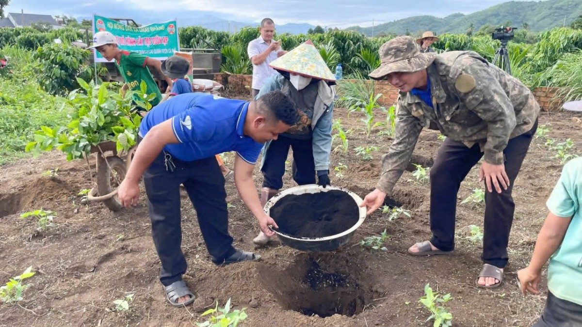 Dray Bhăng ra mắt mô hình“cải tạo vườn tạp” kỹ thuật trồng cà phê thả ngọn