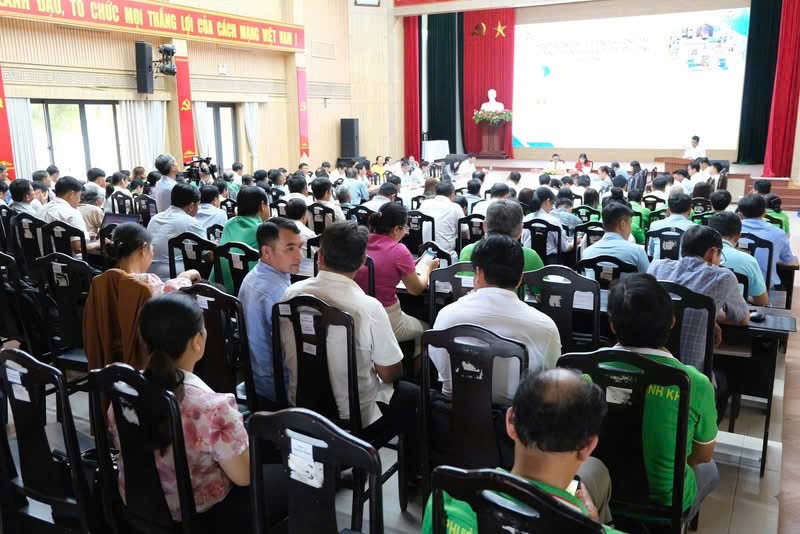 Đông đảo đại biểu, hợp tác xã, chủ thể OCOP và hội viên nông dân tham dự tọa đàm, cùng trao đổi các giải pháp nâng cao chất lượng nông sản và thúc đẩy tiêu dùng hàng Việt.