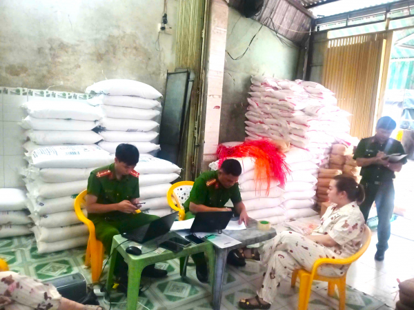 Cà Mau: Triệt phá cơ sở sản xuất đường giả quy mô lớn, thu giữ khoảng 70 tấn hàng hoá