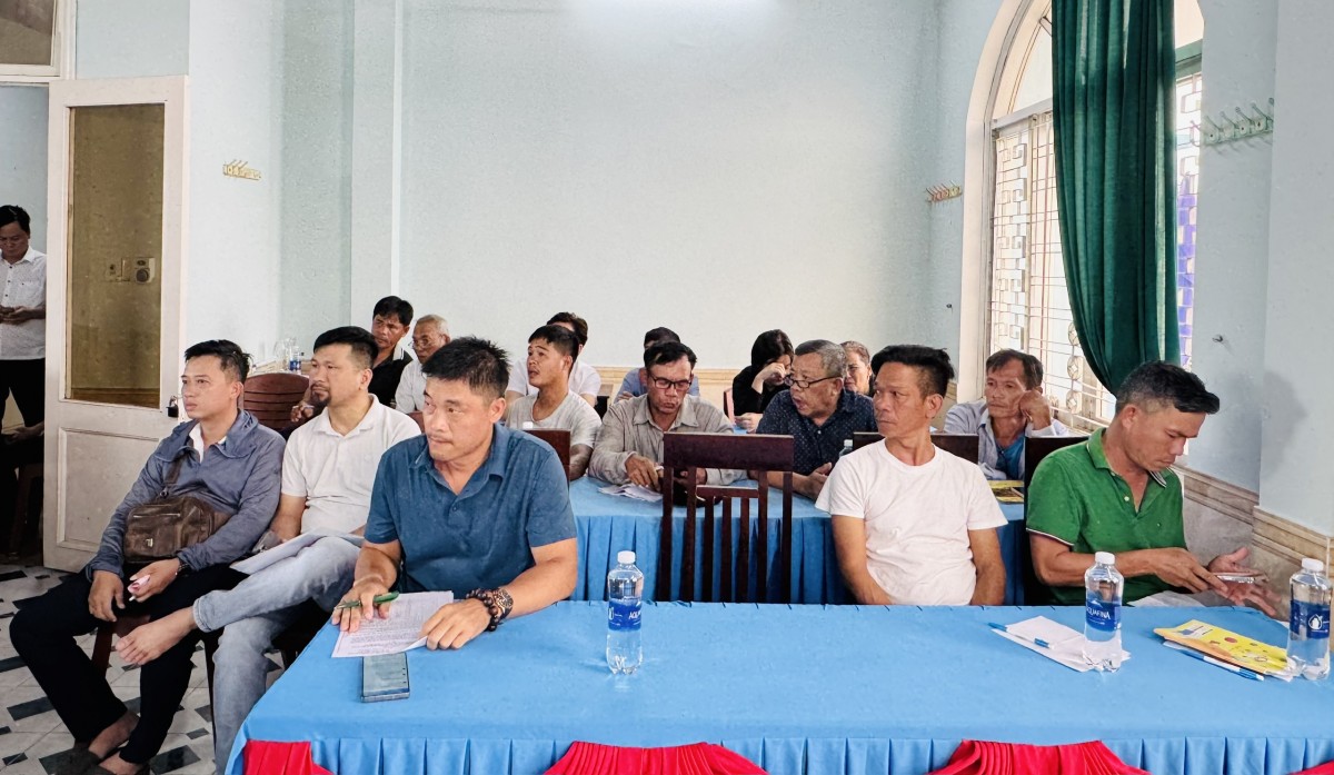 Quang cảnh phiên đấu giá