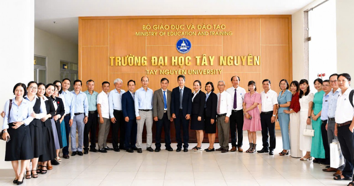 Tăng cường hợp tác đào tạo, nghiên cứu giữa hai trường đại học nông nghiệp trong nước