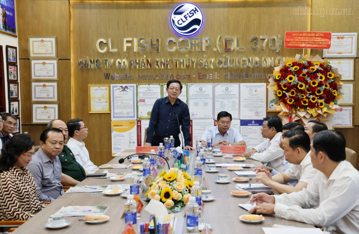 Phó Thủ tướng Hồ Quốc Dũng làm việc với Công ty Cổ phần Xuất nhập khẩu thuỷ sản Cửu Long An Giang - Ảnh: VGP/Gia Huy