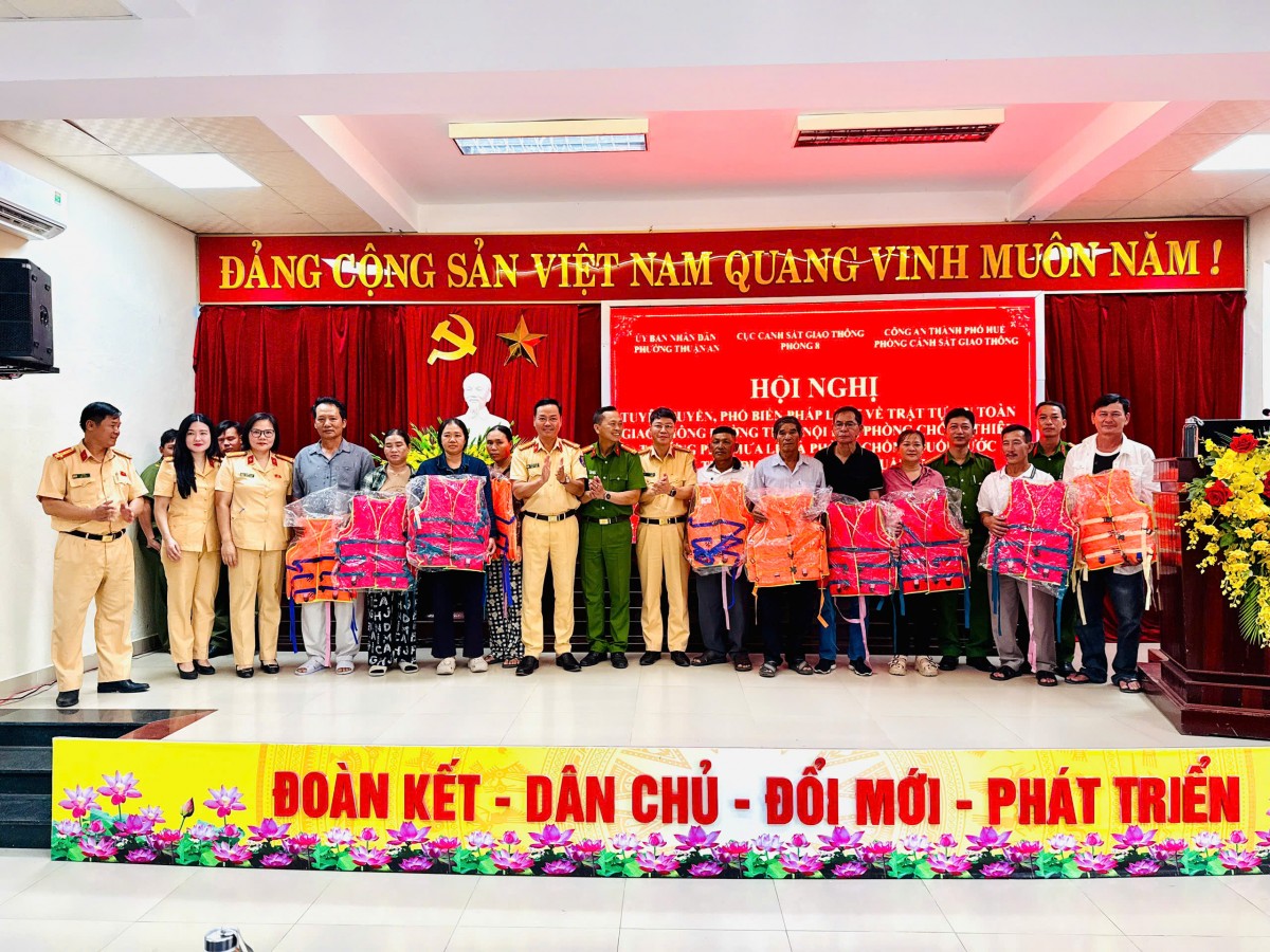 trao tặng 200 áo phao