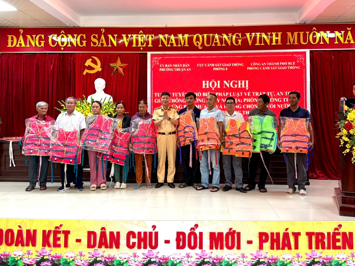 trao tặng 200 áo phao