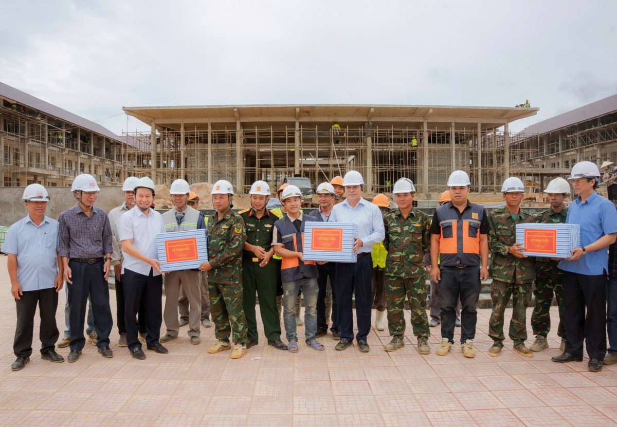tặng quà động viên