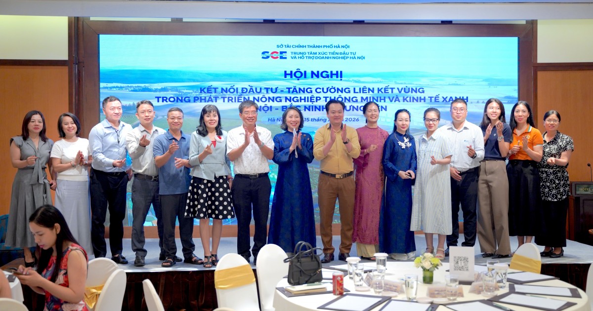 Các đại biểu chụp ảnh lưu niệm, thể hiện quyết tâm tăng cường liên kết Hà Nội - Bắc Ninh - Hưng Yên trong phát triển nông nghiệp thông minh và kinh tế xanh.