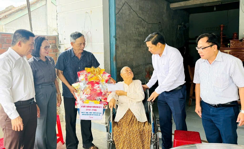 Bí thư Tỉnh ủy Đắk Lắk thăm, tặng quà cho gia đình chính sách dịp 27/7