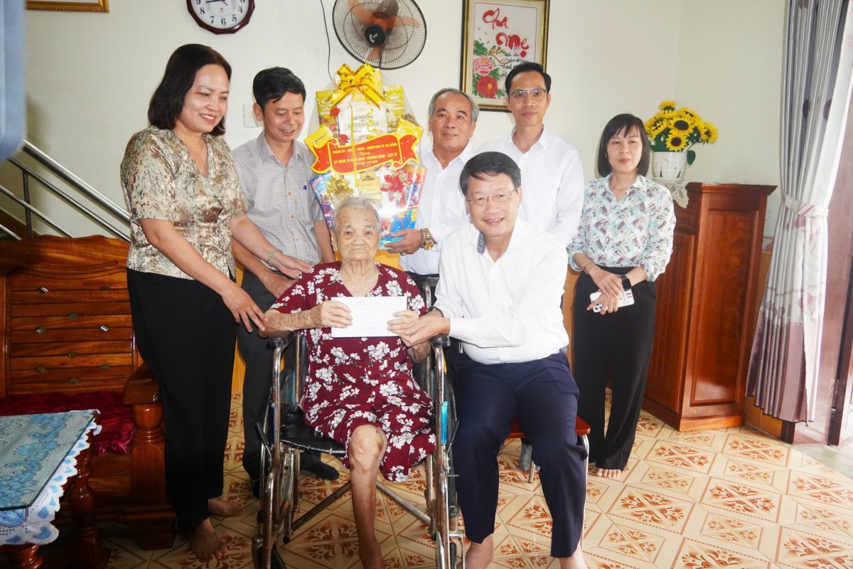 Lãnh đạo thành phố Đà Nẵng thăm, tặng quà Mẹ Việt Nam Anh hùng và thương binh