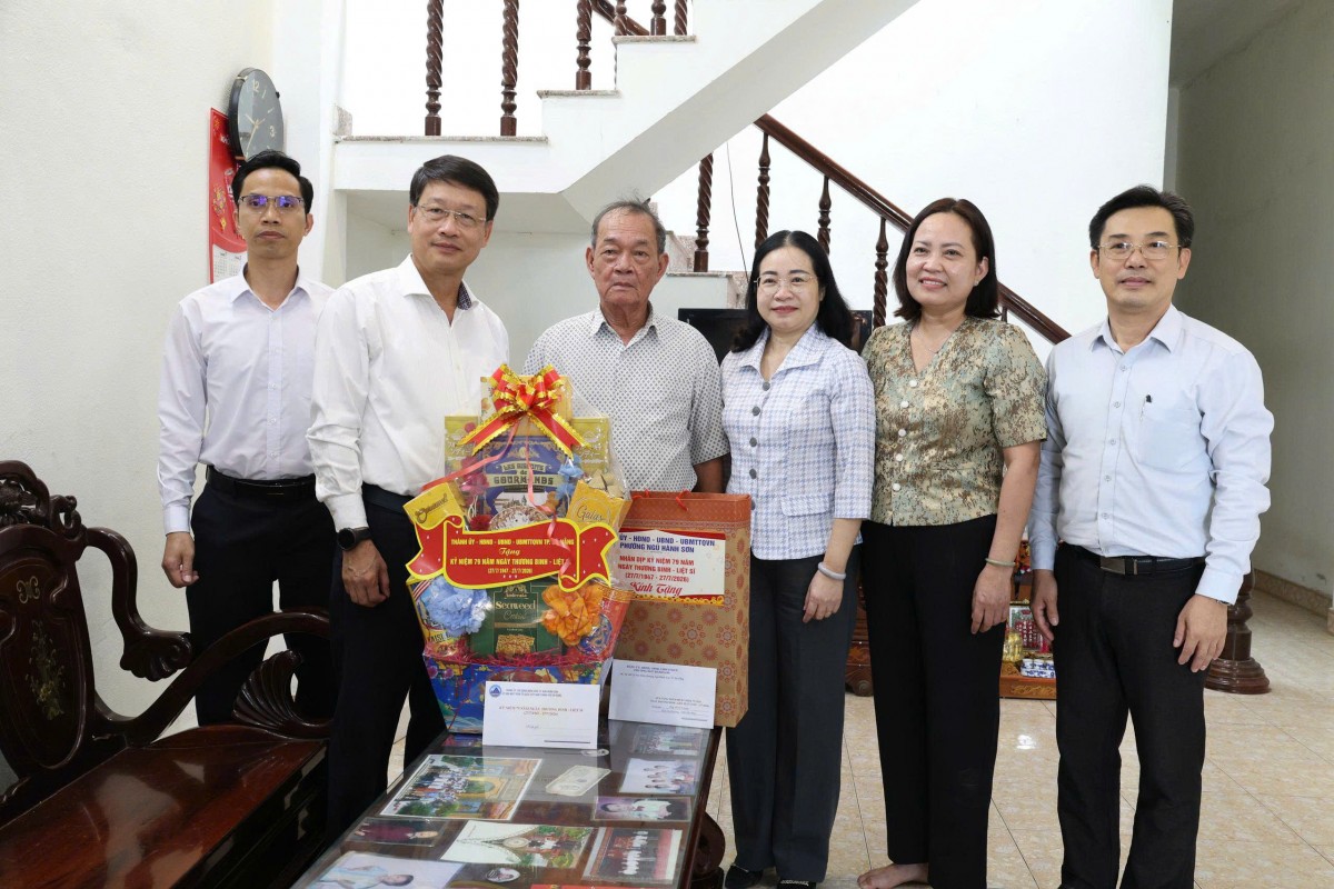 Lãnh đạo thành phố Đà Nẵng thăm, tặng quà Mẹ Việt Nam Anh hùng và thương binh