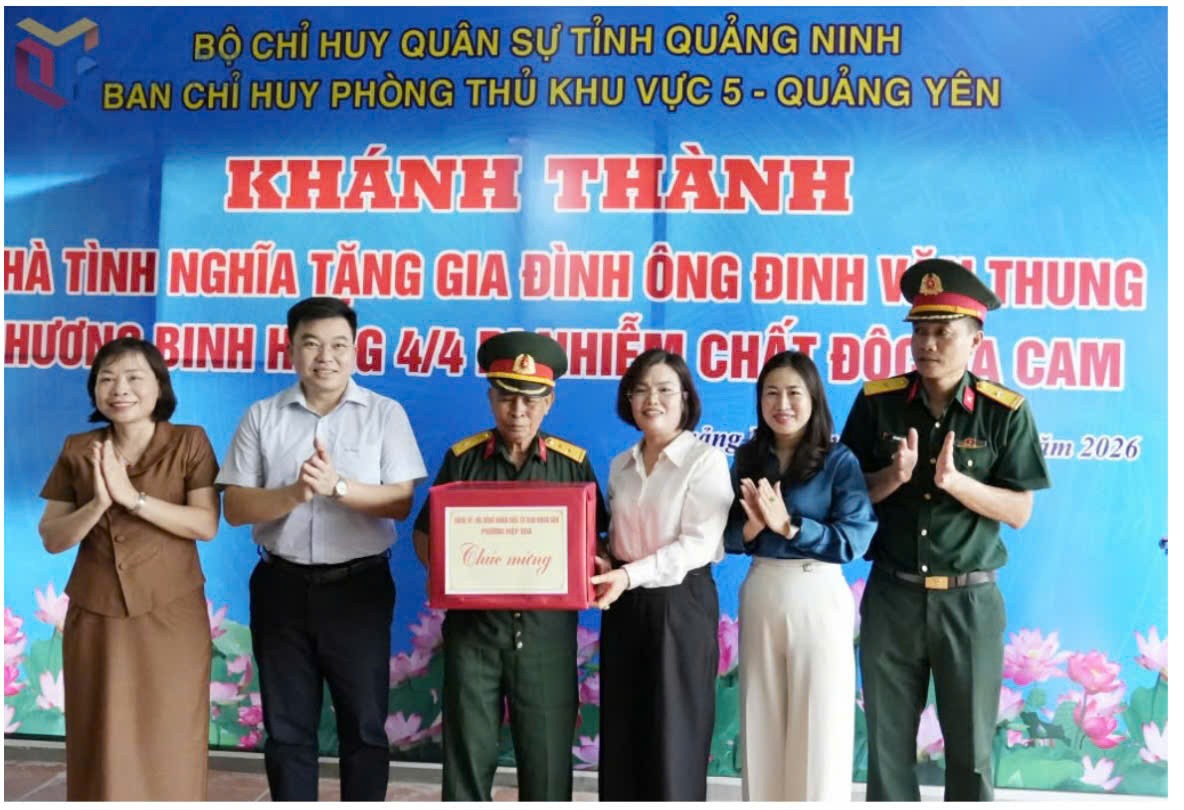 Cấp ủy, chính quyền, Ban CHQS phường Hiệp Hoà trao tặng quà cho ông Thung dịp khánh thành nhà mới. Ảnh: QMG