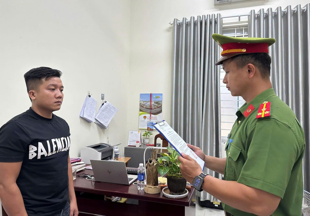Cơ quan Cảnh sát điều tra Công an TP Đà Nẵng tống đạt quyết định khởi tố bị can để điều tra hành vi cưỡng đoạt tài sản.