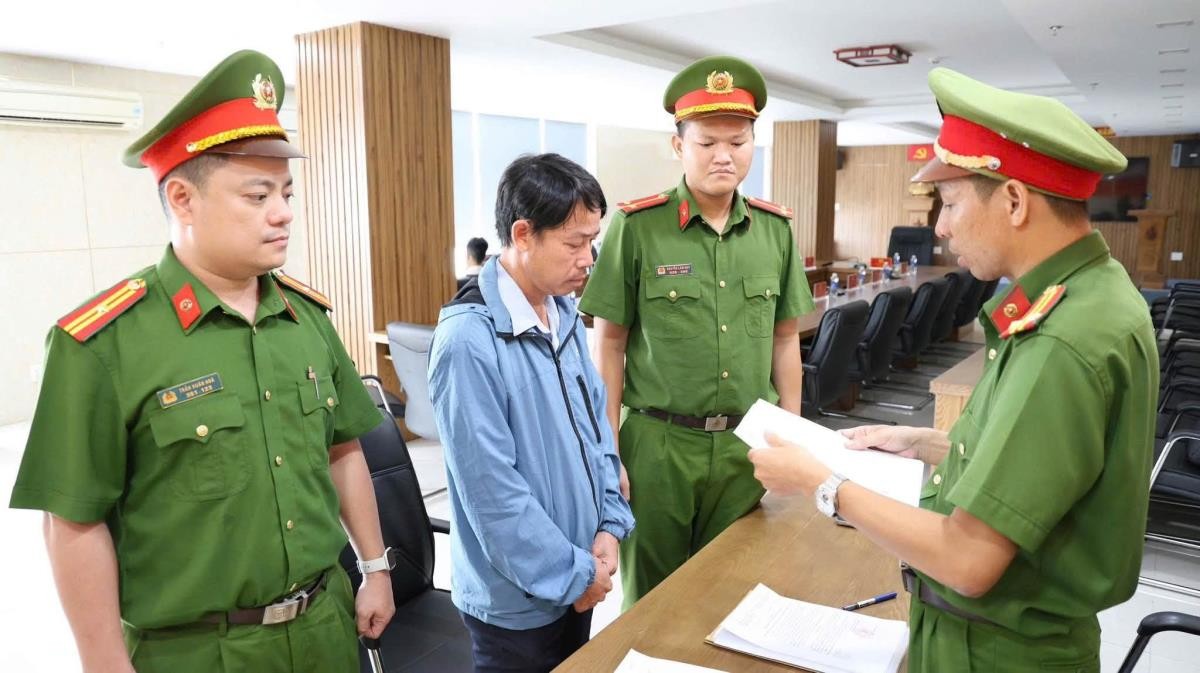 Cơ quan Cảnh sát điều tra Công an TP Đà Nẵng thi hành lệnh bắt tạm giam đối với Nguyễn Văn Chương để điều tra hành vi vi phạm quy định về đấu thầu.