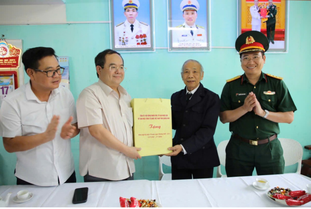 Bí thư Tỉnh ủy đến thăm, tặng quà Anh hùng Lực lượng vũ trang nhân dân Nguyễn Văn Phả (phường Hạ Long). Ảnh:QMG