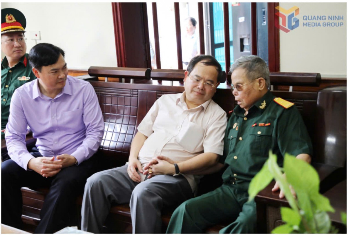 Bí thư Tỉnh ủy trò chuyện với Thương binh Trần Duy Nhiên ở phường Mạo Khê. Ảnh:QMG