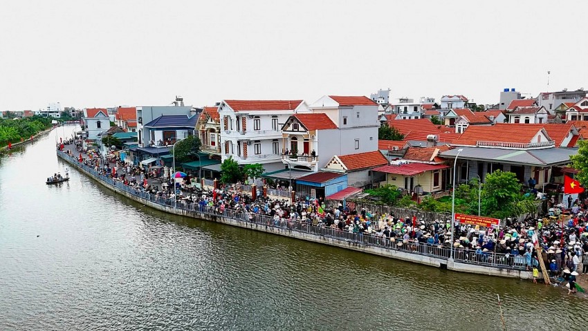 Đông đảo người dân và du khách thạp phương.