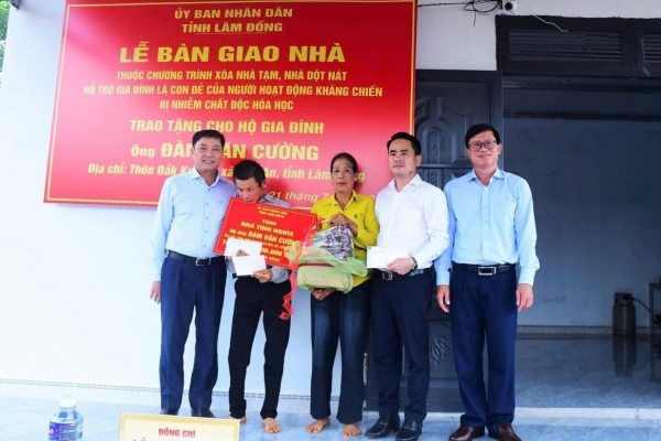 Lâm Đồng: Bàn giao nhà cho con đẻ của người hoạt động kháng chiến bị nhiễm chất độc hóa học