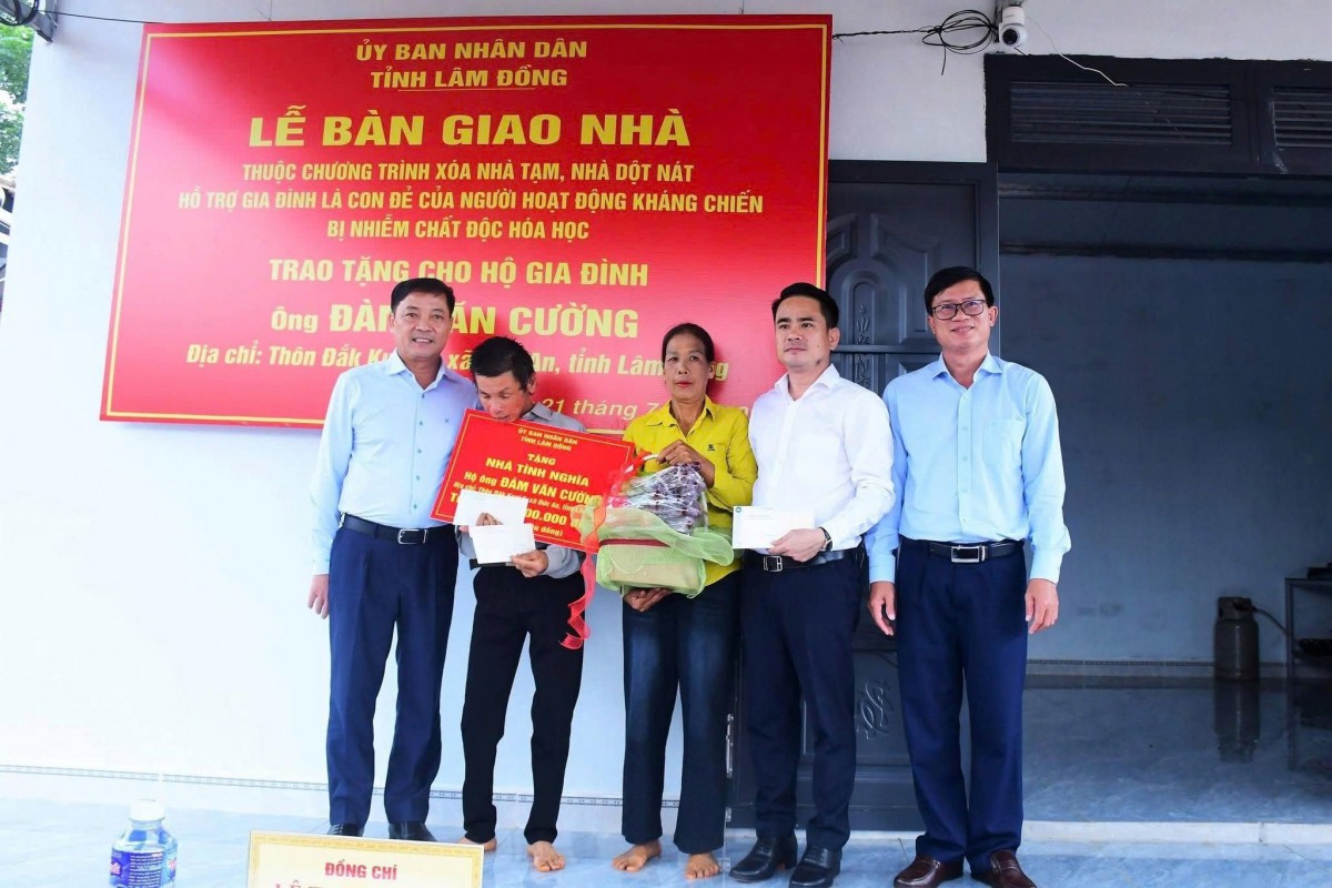 Lâm Đồng: Bàn giao nhà cho con đẻ của người hoạt động kháng chiến bị nhiễm chất độc hóa học