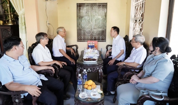 Tp. Huế: Phó Chủ tịch Hà Văn Tuấn thăm và tặng quà gia đình có công với cách mạng
