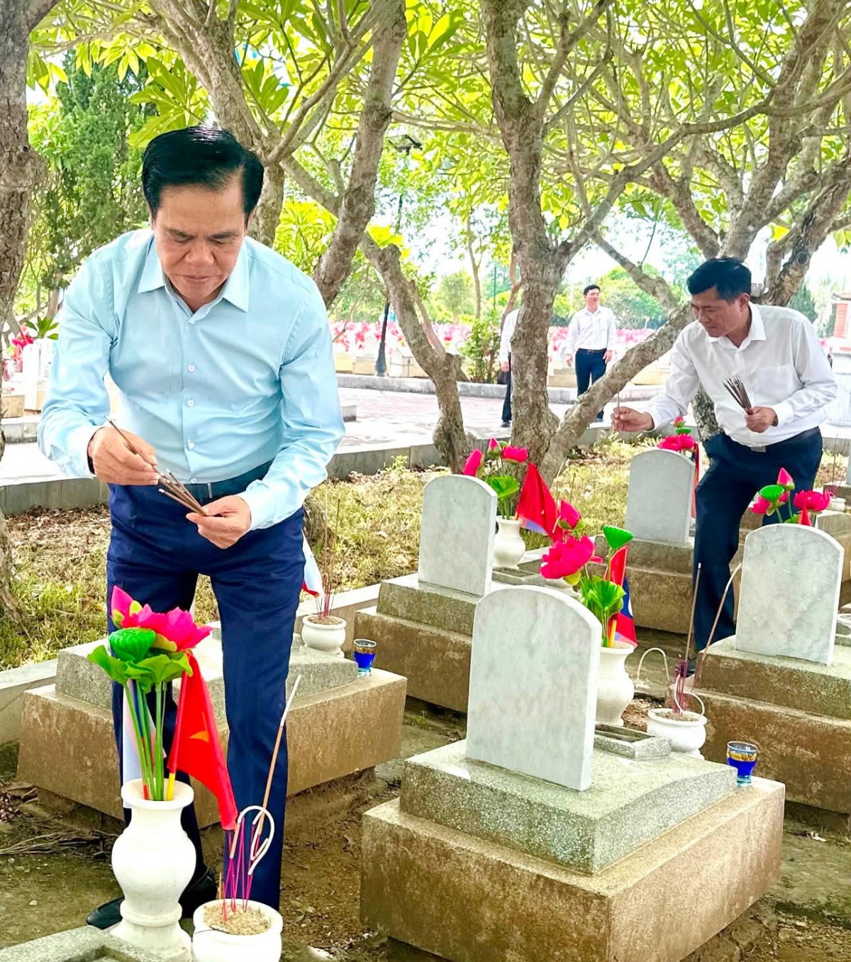 Chủ tịch UBND tỉnh Nghệ An dâng hương tri ân các Anh hùng,  liệt sĩ tại nghĩa trang Quốc tế Việt - Lào