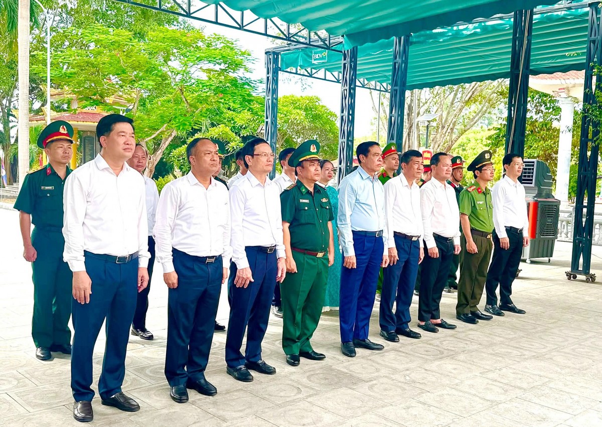 Chủ tịch UBND tỉnh Nghệ An dâng hương tri ân các Anh hùng,  liệt sĩ tại nghĩa trang Quốc tế Việt - Lào