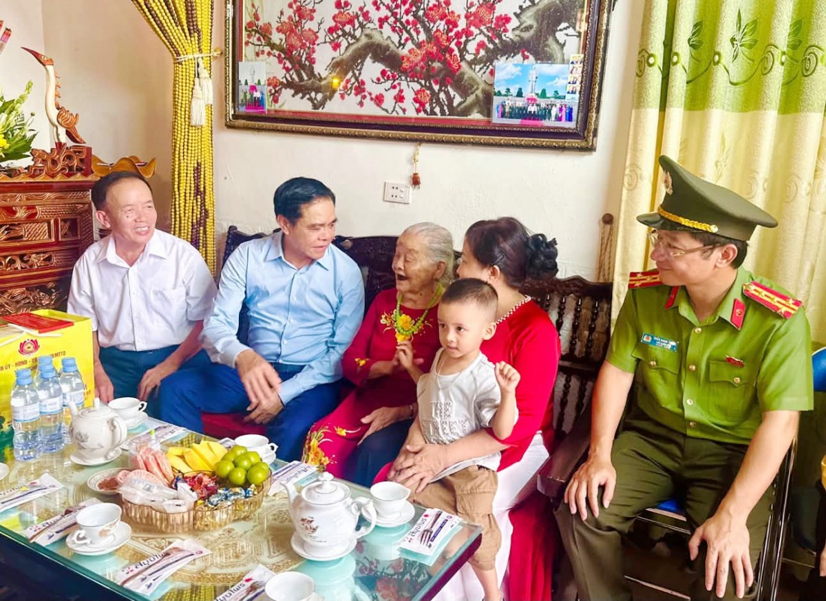Chủ tịch UBND tỉnh Nghệ An dâng hương tri ân các Anh hùng,  liệt sĩ tại nghĩa trang Quốc tế Việt - Lào