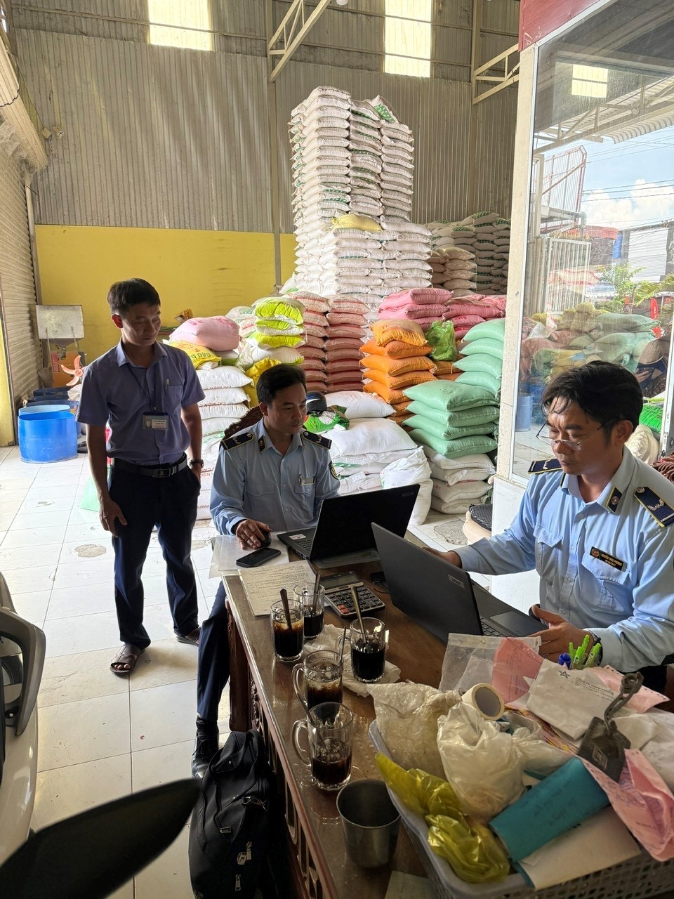 Cà Mau: Kiểm tra đột xuất vựa gạo, phát hiện nhiều vi phạm về an toàn thực phẩm và ghi nhãn