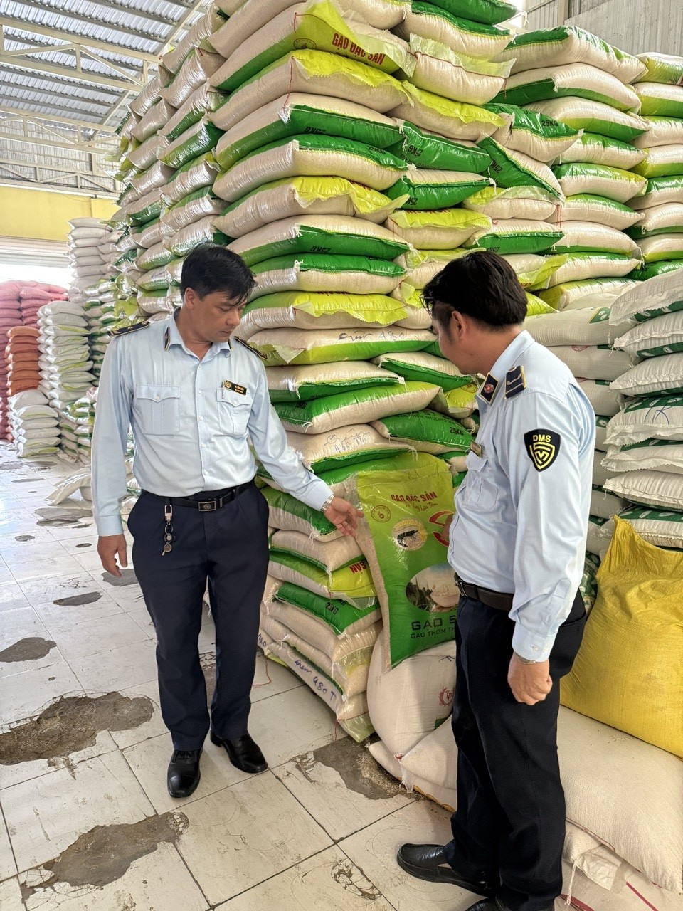 Cà Mau: Kiểm tra đột xuất vựa gạo, phát hiện nhiều vi phạm về an toàn thực phẩm và ghi nhãn