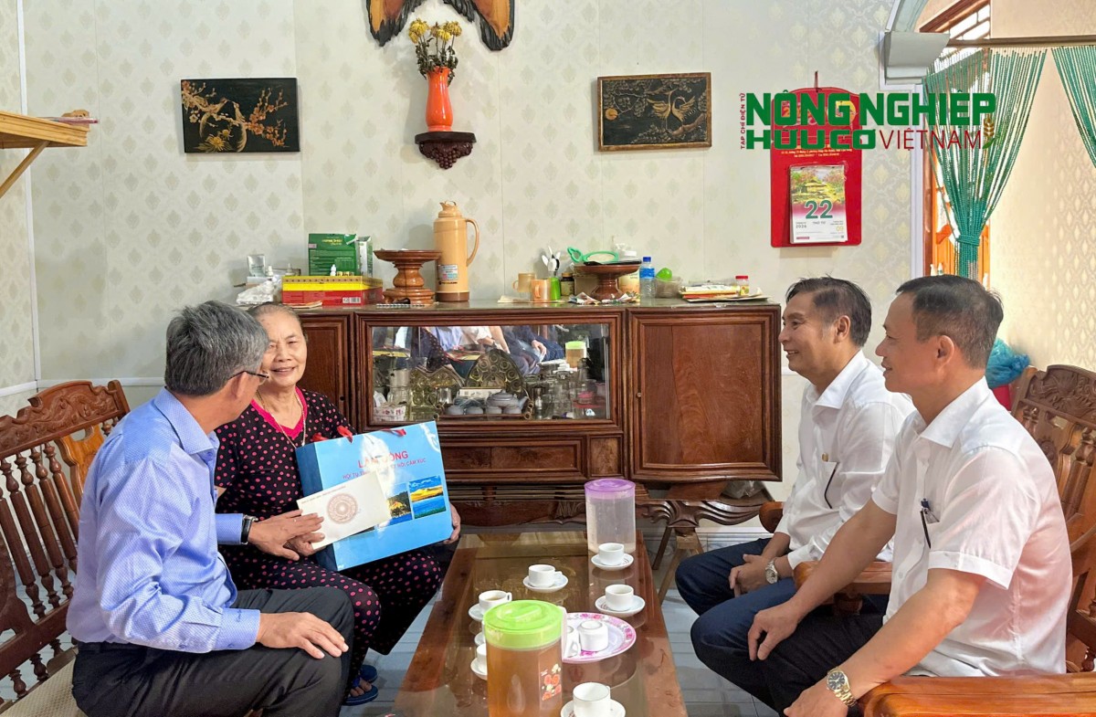 Phó Chủ tịch UBND tỉnh Lâm Đồng thăm, tặng quà gia đình người có công tại xã Đắk Song