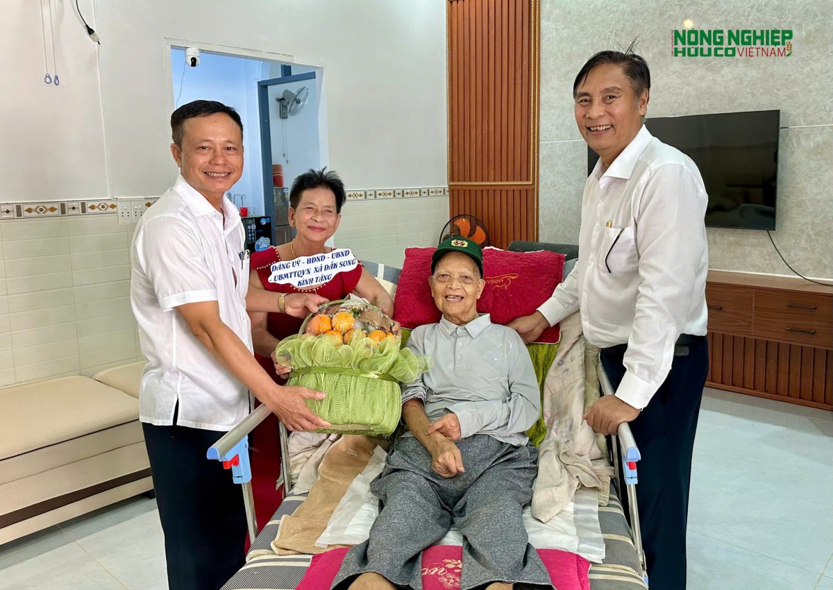 Phó Chủ tịch UBND tỉnh Lâm Đồng thăm, tặng quà gia đình người có công tại xã Đắk Song
